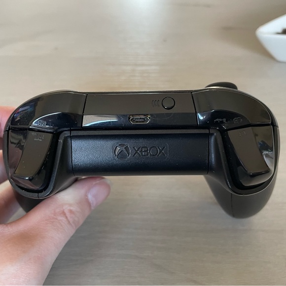 3 Xbox controllers - Picture 15 of 16